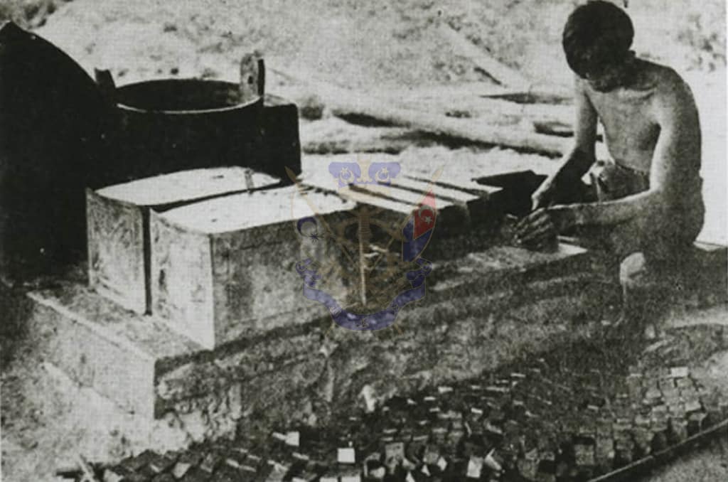 Memotong-gambir-menjadi-kiub-kiub-kecil